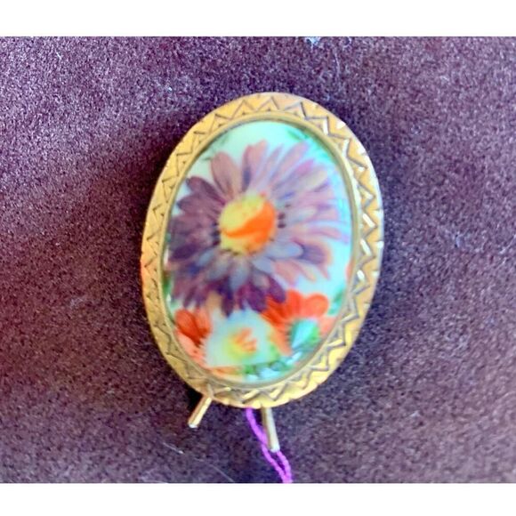 Vintage Flowers on Porcelain Pendant/Pin, in Gold, Unmarked - Picture 1 of 2
